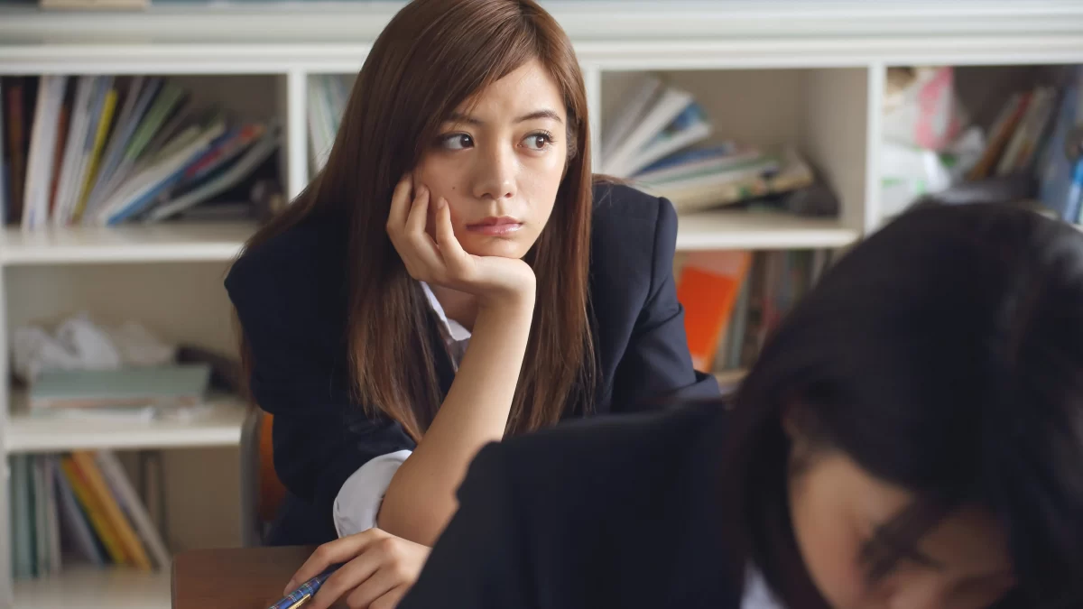 młoda kobieta zastanawia się nad specjalizacją w prawie
