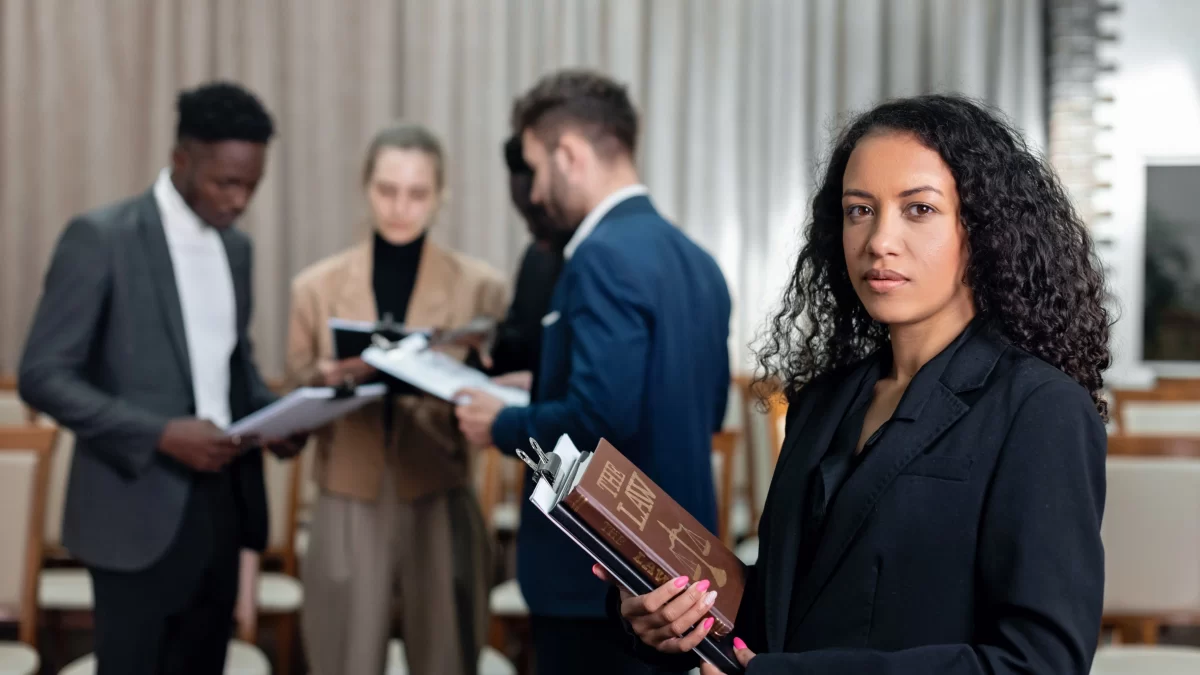 młody prawnik aplikant w pracy