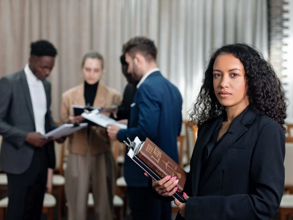 młody prawnik aplikant w pracy